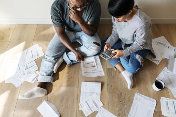 couple regardant ses dettes pour faire un rachat de crédit rapide